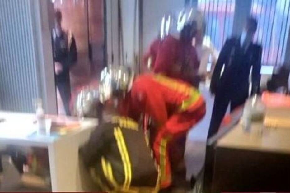 Vítima assistida após ataque com faca em Paris