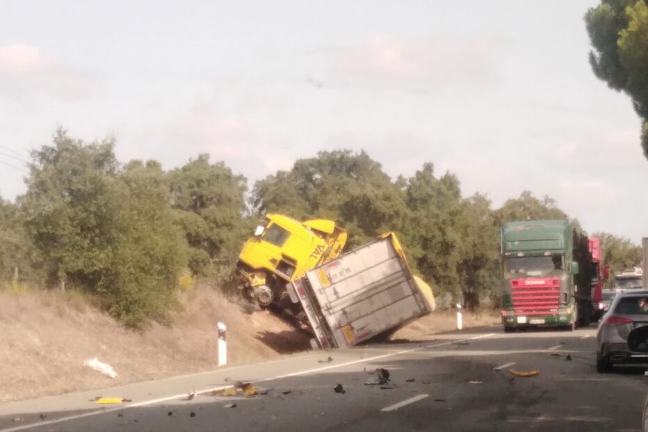 Colisão faz três feridos no IC1 em Santiago do Cacém