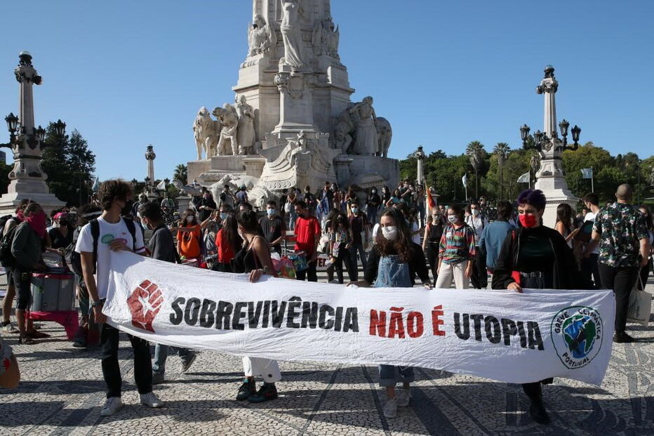 Centenas de pessoas marcham em vários pontos do país pelo clima