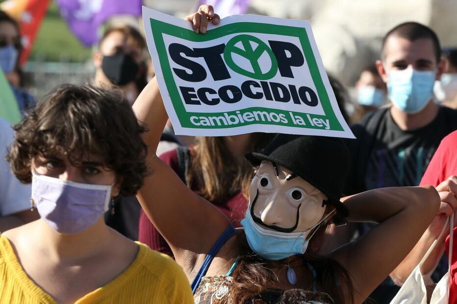 Centenas de pessoas marcham em vários pontos do país pelo clima