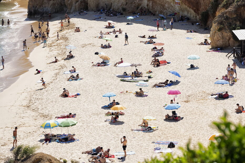 Mês tradicional de praia voltou a registar quebra no volume de depósitos das famílias, para pagar gastos das férias