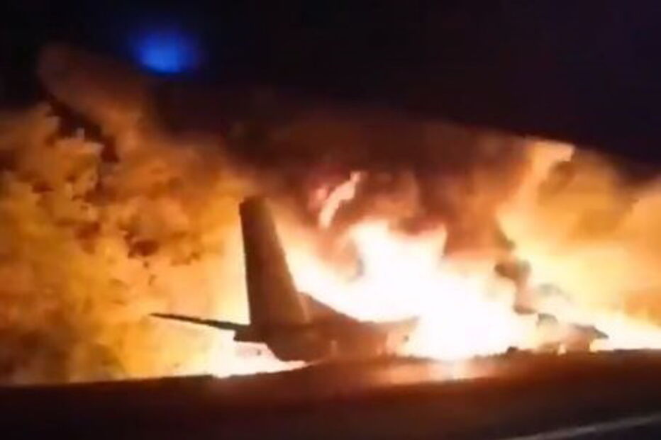 Avião militar ucraniano cai junto à fronteira com a Rússia e faz pelo menos 24 mortos