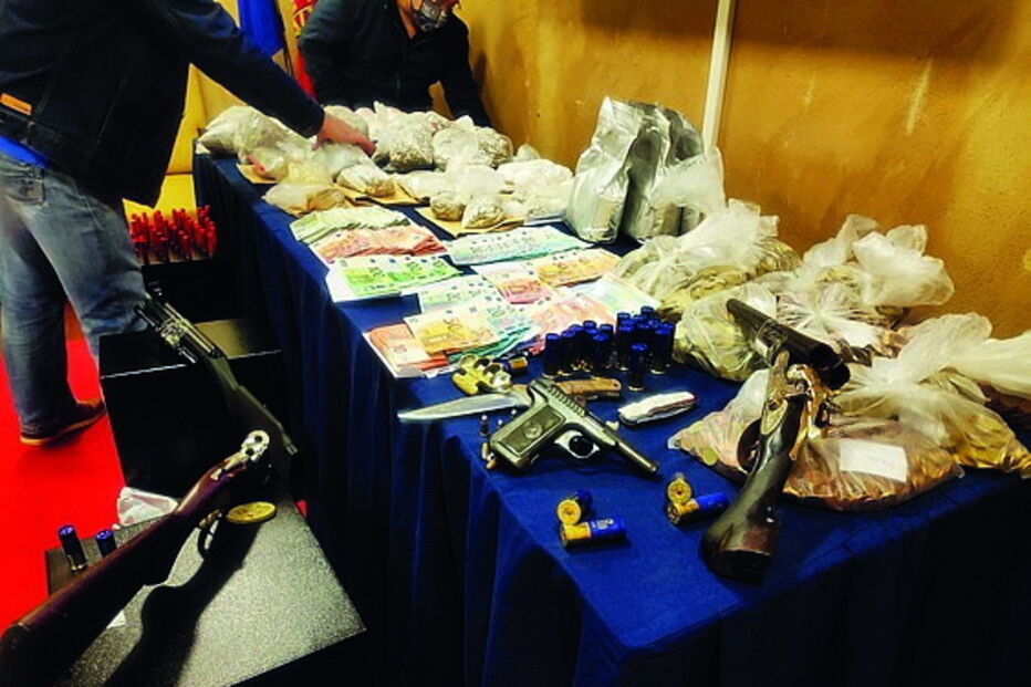 Suspeitos tinham droga e armas