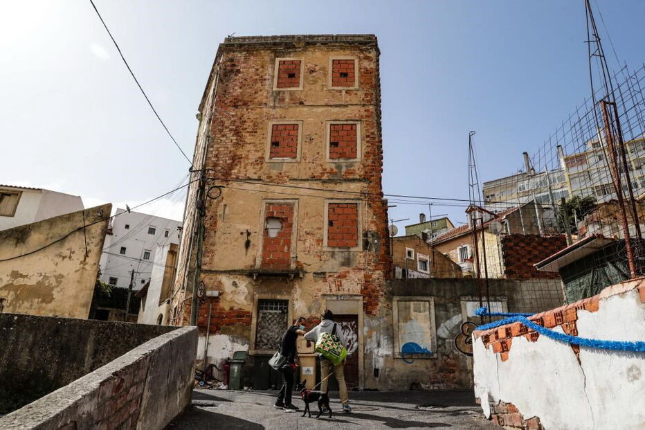 No centro de Lisboa ainda há quem não tenha luz e despeje dejetos na rua