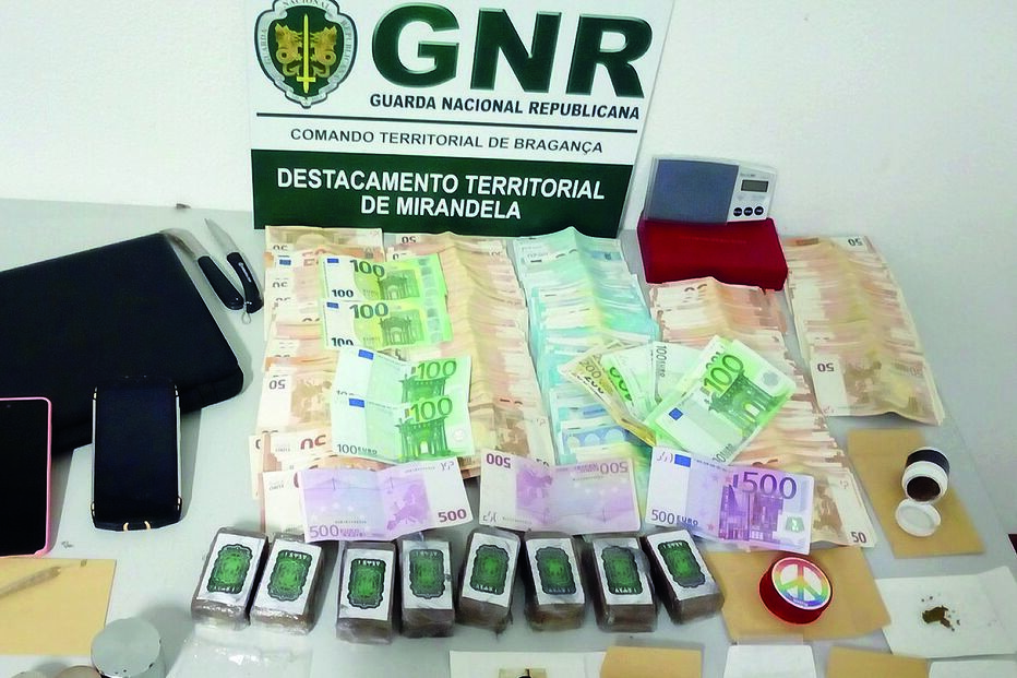 Apreendidas na operação diversas doses de droga e mais de cinquenta mil euros em dinheiro