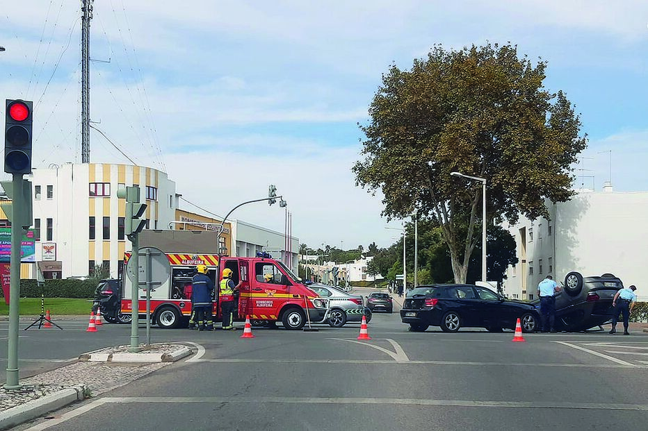 Carro em que seguia casal com bebé capotou depois de ter sido abalroado pelo outro veículo, na Av. dos Descobrimentos  