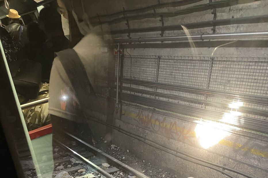 Estragos causados pelo desabamento de estrutura do teto de túnel do Metro de Lisboa