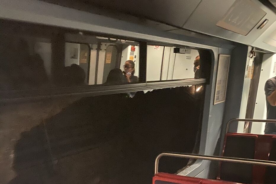 Estragos causados pelo desabamento de estrutura do teto de túnel do Metro de Lisboa