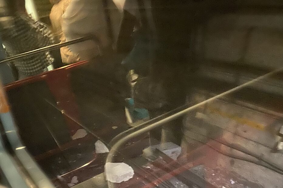 Estragos causados pelo desabamento de estrutura do teto de túnel do Metro de Lisboa