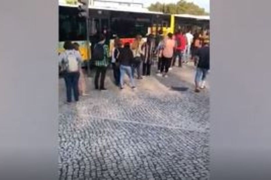 Filas intermináveis para autocarros 