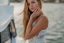 Inês mostra corpo tonificado em biquíni