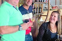 Toy surpreende Katia Aveiro em festa de aniversário