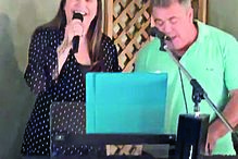 Toy surpreende Katia Aveiro em festa de aniversário