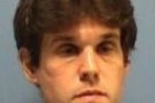 Padre apanhado a fazer sexo com duas atrizes porno em altar de igreja