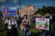 Manifestações contra uso de máscara em Itália