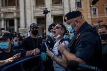 Manifestações contra uso de máscara em Itália