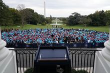 Trump discursou para algumas centenas de apoiantes pela primeira vez após ficar doente com Covid-19