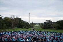 Trump discursou para algumas centenas de apoiantes pela primeira vez após ficar doente com Covid-19