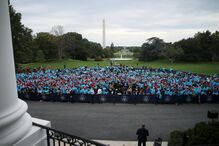 Trump discursou para algumas centenas de apoiantes pela primeira vez após ficar doente com Covid-19