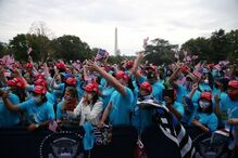 Trump discursou para algumas centenas de apoiantes pela primeira vez após ficar doente com Covid-19