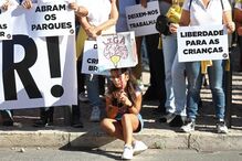 Movimento cívico Covid-19 com Ciência organizou este domingo uma concentração, em frente à Assembleia da República, para exigir 
