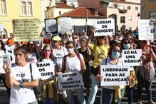 Movimento cívico Covid-19 com Ciência organizou este domingo uma concentração, em frente à Assembleia da República, para exigir 