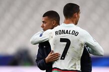Ronaldo abraçou Mbappé e deu camisola a Camavinga, no jogo contra a França