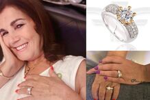 Dolores com o anel desenhado pela filha Elma.jpg