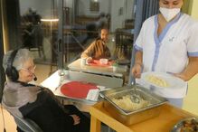 D.Emília volta a jantar com o filho no lar residencial