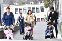 Georgina com o segurança e uma ama.JPG