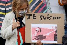 França homenageia Samuel, o professor decapitado após mostrar caricatura de profeta numa aula