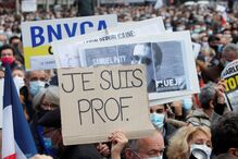 França homenageia Samuel, o professor decapitado após mostrar caricatura de profeta numa aula