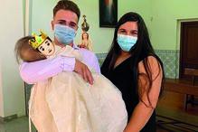 'Bebé sem rosto' com os pais, na sua festa de aniversário