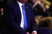 Donald Trump doa maço de notas durante missa em Las Vegas