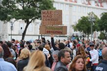 Mil portugueses manifestam-se contra o uso de máscara, no Rossio em Lisboa