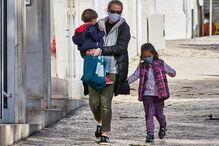 Família portuguesa usa máscaras, nas ruas de Lisboa. Outubro de 2020