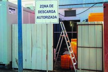 Escada usada pelos assaltantes para conseguirem passar por cima do portão