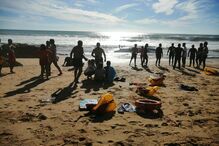 Embarcação vira com 14 passageiros a bordo