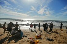 Embarcação vira com 14 passageiros a bordo