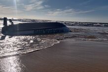 Embarcação vira com 14 passageiros a bordo