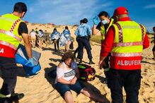 Embarcação vira com 14 passageiros a bordo na praia da Galé em Albufeira