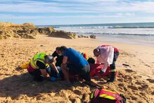 Embarcação vira com 14 passageiros a bordo na praia da Galé em Albufeira