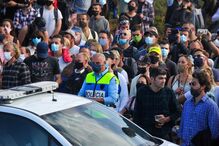 Mar de gente na Nazaré e falta de distanciamento para ver ondas gigantes