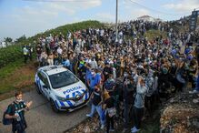 Mar de gente na Nazaré e falta de distanciamento para ver ondas gigantes