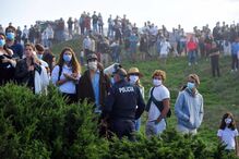Mar de gente na Nazaré e falta de distanciamento para ver ondas gigantes