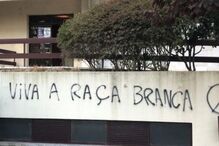Parede da Universidade Católica de Lisboa com frases racistas
