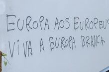 Parede da Universidade Católica de Lisboa com frases racistas