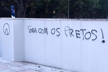 Parede da Universidade Católica de Lisboa com frases racistas