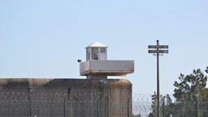 Chefes da guarda prisional apanhados com álcool na prisão de Vale de Judeus