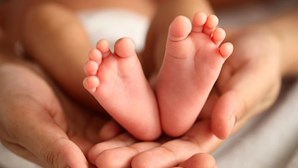Mãe vacinada contra a Covid-19 dá à luz primeiro bebé com anticorpos à doença, revelam médicos